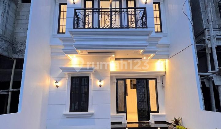Rumah mewah dalam cluster pinggir jl raya strategis di Jakarta Rumah mewah dalam cluster pinggir jl raya strategis di Jakarta