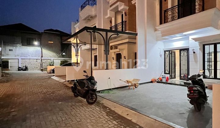 Rumah mewah dalam cluster pinggir jl raya strategis di Jakarta 2
