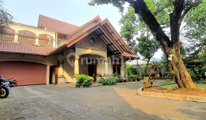 Rumah mewah halaman depan belakang luas di Jakarta Selatan  2