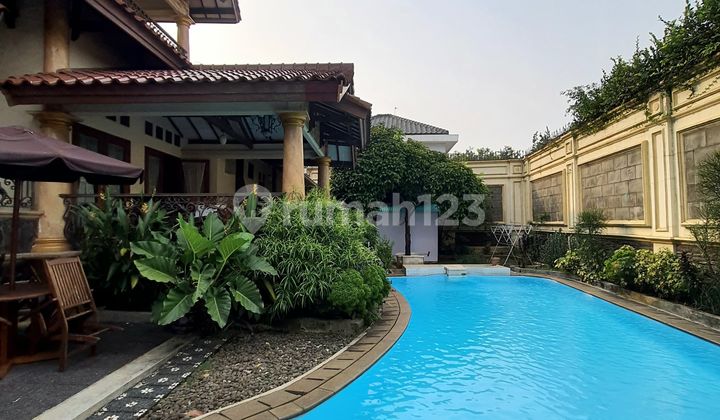 Rumah mewah halaman depan belakang luas di Jakarta Selatan 