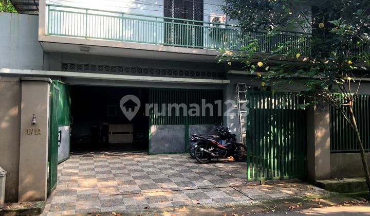 Rumah hunian 2 lantai dalam komplek besar di Jakarta Selatan