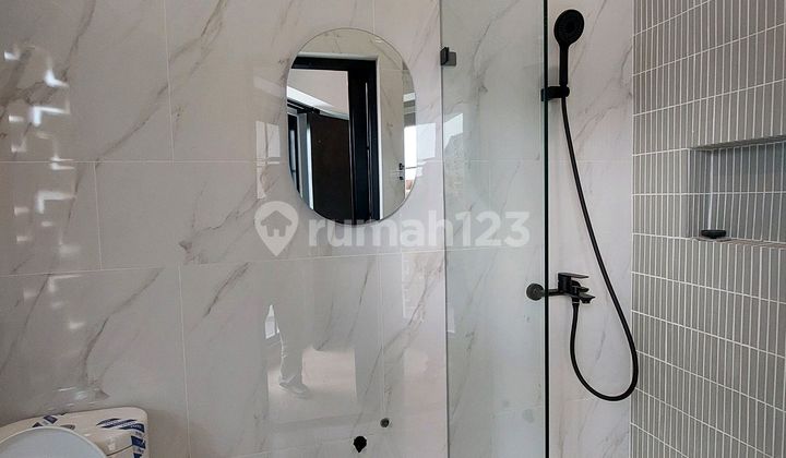 kamar mandi rumah aesthetic modern 2 lantai