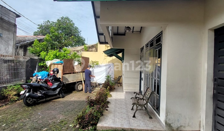 Spacious Land Single-Story House in Jagakarsa, South Jakarta 2