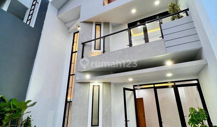 Brandnew Townhouse3 Lantai Exclusive Pinggir Jalan di Jagakarsa 1