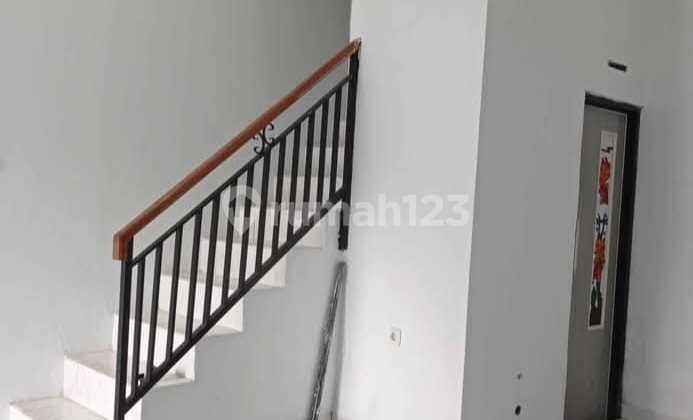 Modern Minimalist 2.5 Story New House Plus Rooftop in Jagakarsa