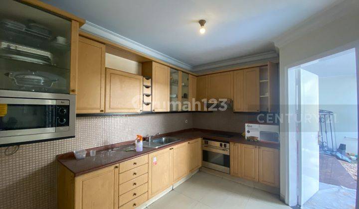 Fully Renovated, Siap Huni Lokasi Strategis  2