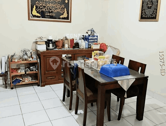 Rumah Homey di Hook Tanah Luas dan Murah Strategis Dekat Stasiun