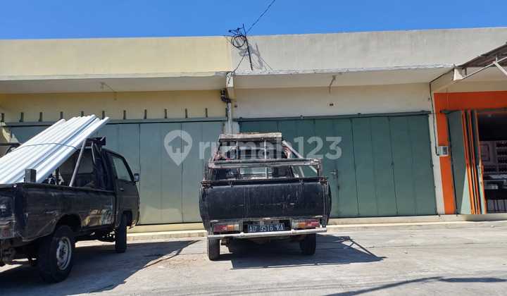 For Rent Shop House on Jl. S. Parman, Gilingan, Banjarsari, Surakarta