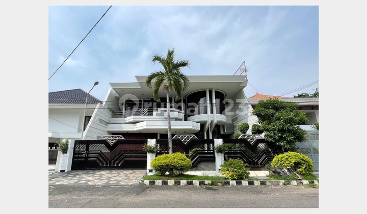 Classic Luxury House in the City Center, Near Grand City Surabaya 2