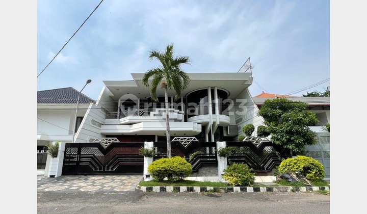 Classic Luxury House in the City Center, Near Grand City Surabaya
