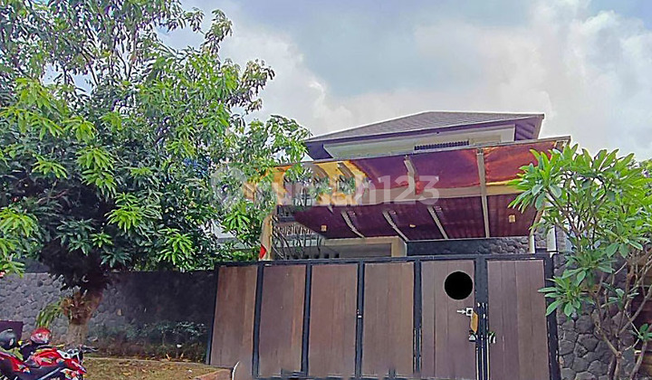 Rumah Villa di Graha Family Surabaya Barat dekat Pakuwon Strategis