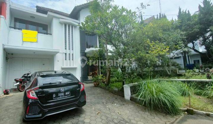 Rumah dengan Taman Depan Belakang di Mekar Wangi 1