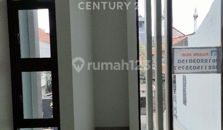 New Minimalist House 2 Floors Wing, Batununggal