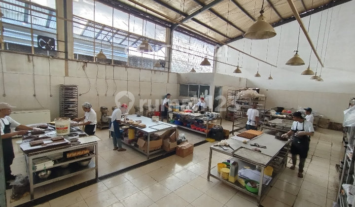 Pabrik Roti Dan Kue Masih Jalan Tengah Kota Di Cibaduyut