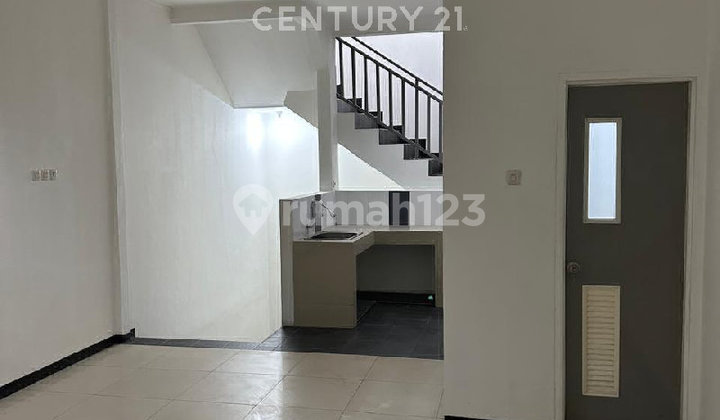 Newly Renovated 3-Story Shop House. In Karapitan. Newly Renovated 3-Story Shop House. In Karapitan.