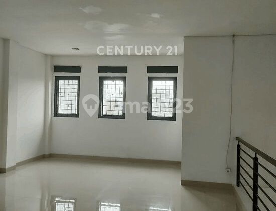 Ready-to-Occupy 3-Story Shop House in a Strategic Location on Batununggal Raya 2