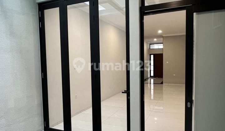 Rumah baru 2 lantai minimalis di tengah kota Rumah baru 2 lantai minimalis di tengah kota