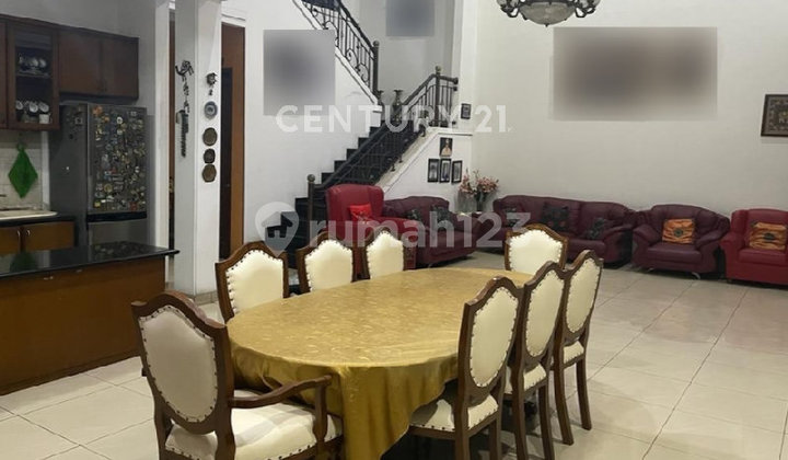 2-Story House in an Elite Housing Complex in Batununggal