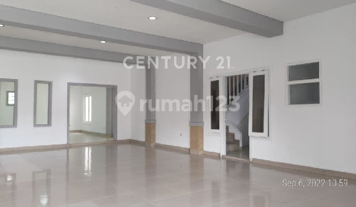 Well-Maintained 3-Story Luxury House in Batununggal 2