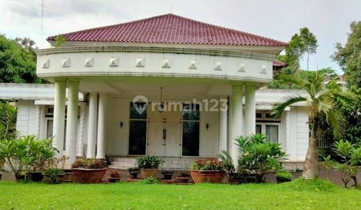 Rumah Asri Dengan Pool Dan Halaman Luas Serta Lingkungan Yang Nyaman Di Jakarta Selatan 1