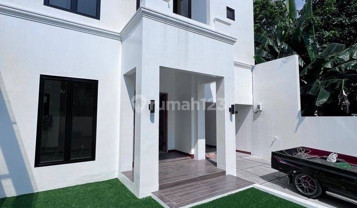 Rumah Baru Classic Modern
dalam Lingkungan Aman Dan Tenang
di Cinere. 2