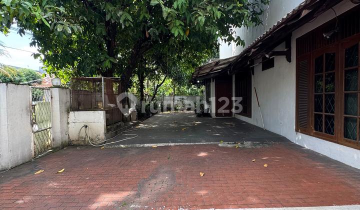 Rumah Lama Hitung Tanah Posisi Hoek Posisi Di Kompleks Terdepan Di Cinere. 2