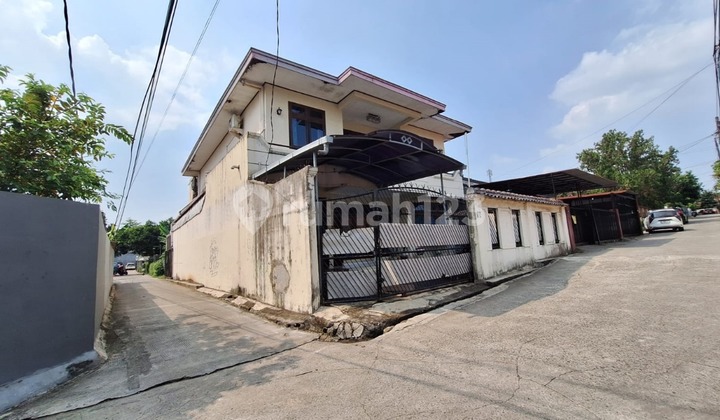 Semi-Furnished House, Hook Position, Ready to Live In, Non-Cluster, in Gandul Cinere.