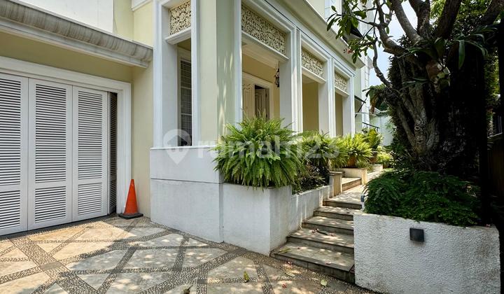 Rumah Semi Furnished Desain Classic Colonial di Area Strategis Cipete Jakarta Selatan.