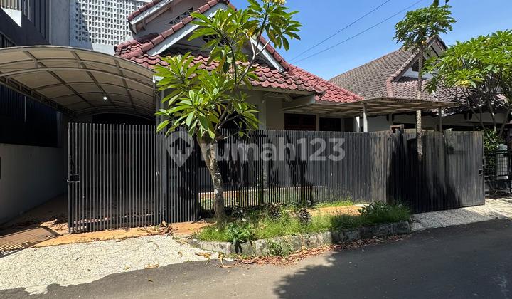 Rumah Dalam Lingkungan yang Nyaman & Tenang di Villa Delima Lebak Bulus Jakarta Selatan. Rumah Dalam Lingkungan yang Nyaman & Tenang di Villa Delima Lebak Bulus Jakarta Selatan.