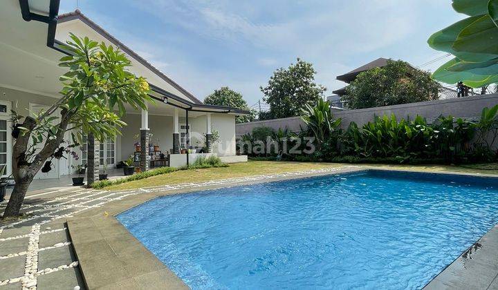 Rumah Mewah Baru Renovasi Posisi Hoek Dengan Pool Yang Besar Di Pejaten Barat Jakarta Selatan.
 1