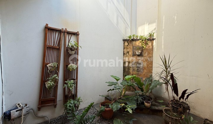 House in an Elite Complex, Marine Plot, Pondok Kelapa, Duren Sawit, East Jakarta. Luxurious Building, Semi-Furnished. 2