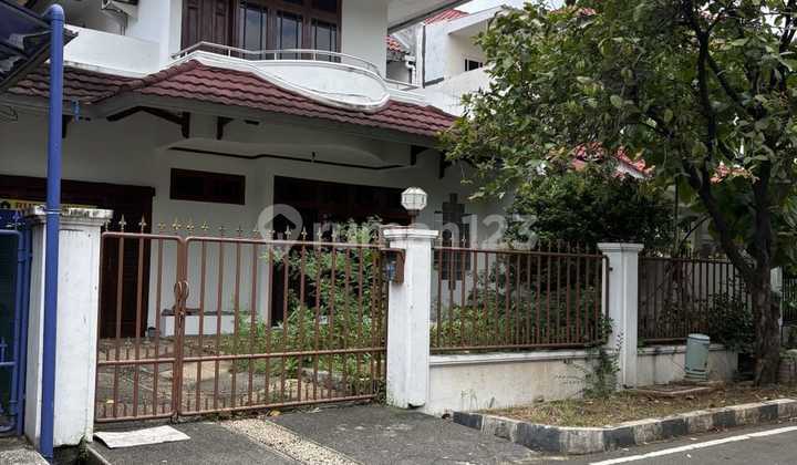 For Sale House in an Elite One-Gate Complex in Rawamangun