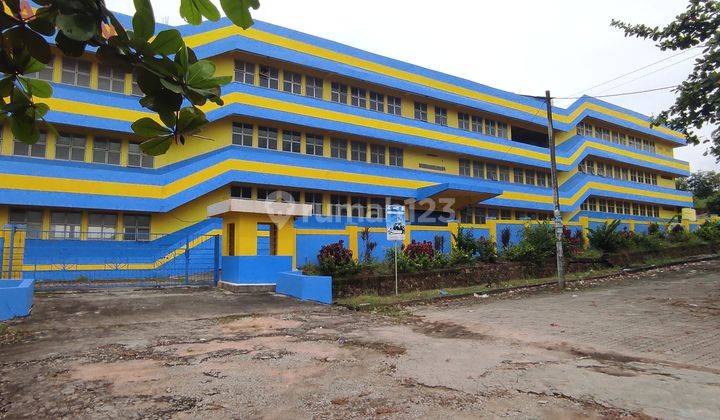 Gedung sekolah 4 lantai  di tiban di Jual murah.Nego sampai jadi  3