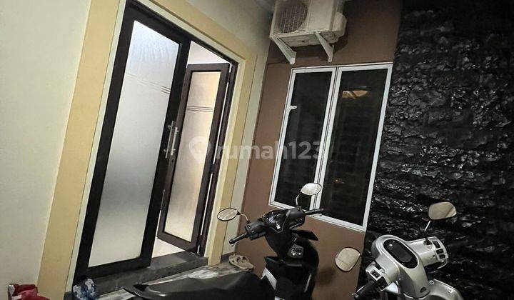 Di Jual Cepat Rumah 2 Lantai Full Renovasi Semi Furnish  2