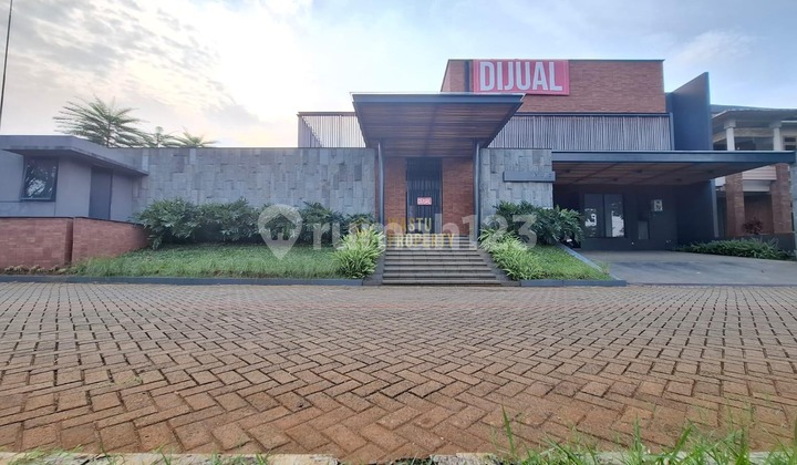 Grand Residence with Beautiful Private Pool in Pamulang