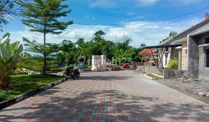 RUMAH SIAP HUNI MURAH TEPI JALAN RAYA PLUNENG 8