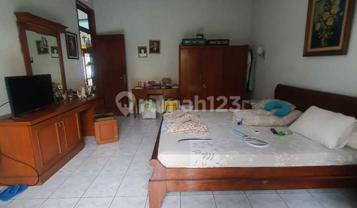 Hunian dengan Tanah Luas Tepi Jalan di Jagakarsa 2