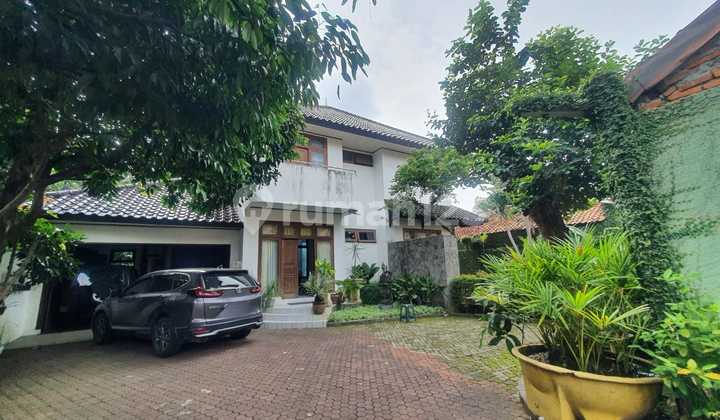 Hunian dengan Tanah Luas Tepi Jalan di Jagakarsa