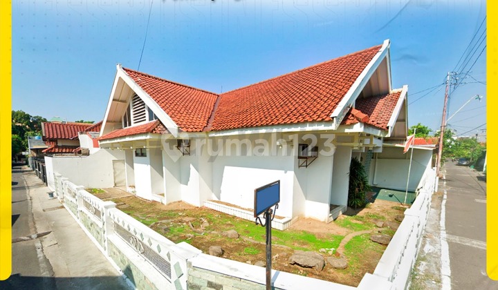 Rumah Hook Klasik Halaman Luas di Kawasan Elit Kalitan Solo