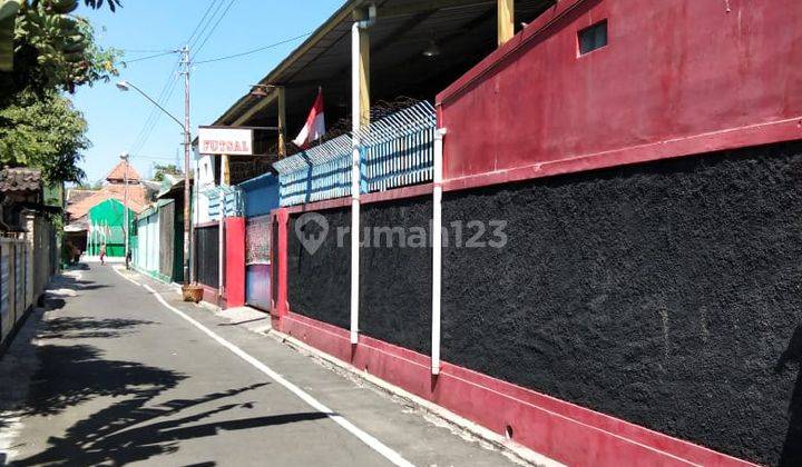 Rumah Luas Ada Lapangan Futsal Siap Huni di Sondakan, Laweyan 2