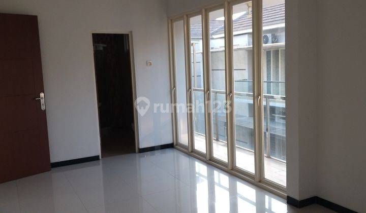 Dijual Rumah 2 Lantai Tengah Kota Solo, di Mangkubumen, Siap Huni 1