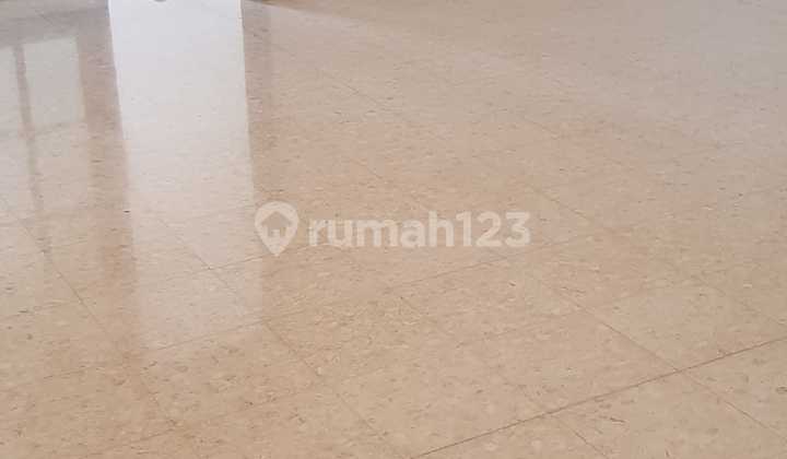 Rumah Hook Klasik Halaman Luas di Kawasan Elit Kalitan Solo 2