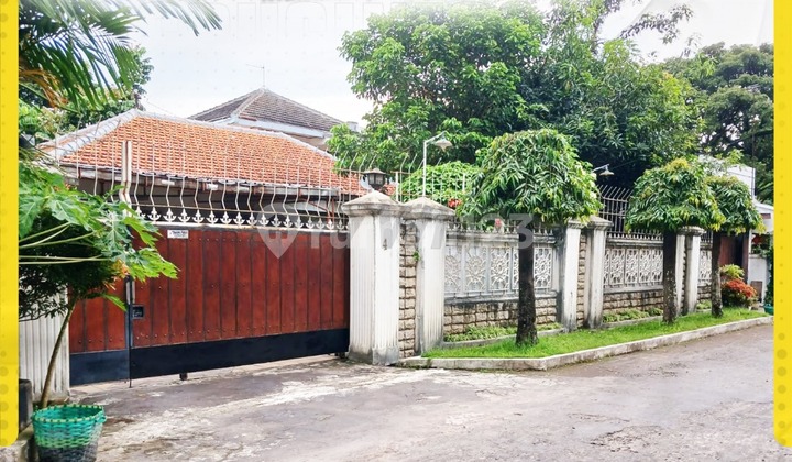 Dijual Rumah Tengah Kota, Halaman Luas di Manahan, Solo 1