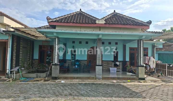 Dijual Rumah Klasik Asri dengan Halaman Paving Super Luas di Cangkol Mojolaban 2