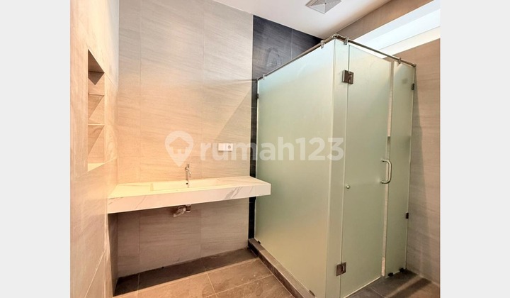 Rumah Mewah, Modern dan Terawat di Pakuwon City, Surabaya Rumah Mewah, Modern dan Terawat di Pakuwon City, Surabaya