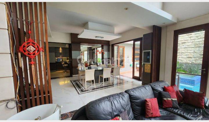 ruang tamu rumah mewah minimalis, swimming pool,