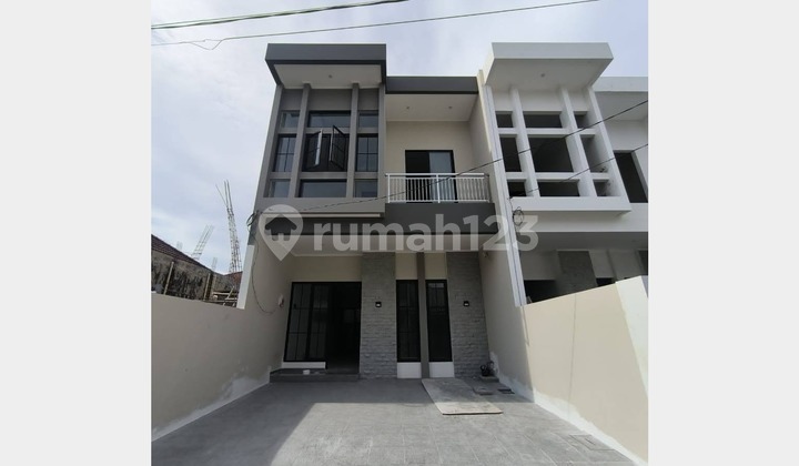 Rumah Gress 2 Lantai, Lokasi Strategis di Klampis Anom, SBY