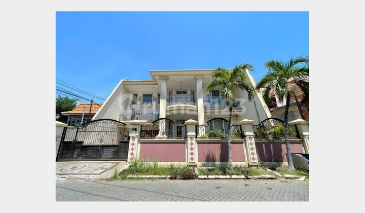 Classic Luxury House in Dharmahusada Indah Barat, Surabaya 2