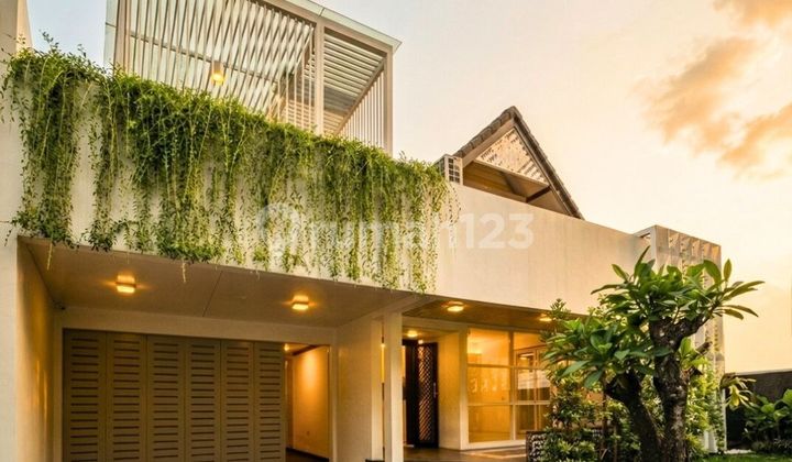 Disewakan Rumah 2 Lantai Tema Tropical Classic Ala Villa di Pondok Indah, Lengkap dengan Balocny Garden