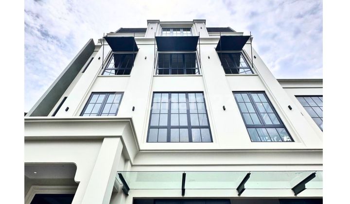 Brand New House Elegan 4 Lantai di Senopati Bergaya Klasik Prancis, Halaman Depan Lebar dan tersedia Swimming Pool, Kondisi Siap Huni Brand New House Elegan 4 Lantai di Senopati Bergaya Klasik Prancis, Halaman Depan Lebar dan tersedia Swimming Pool, Kondisi Siap Huni